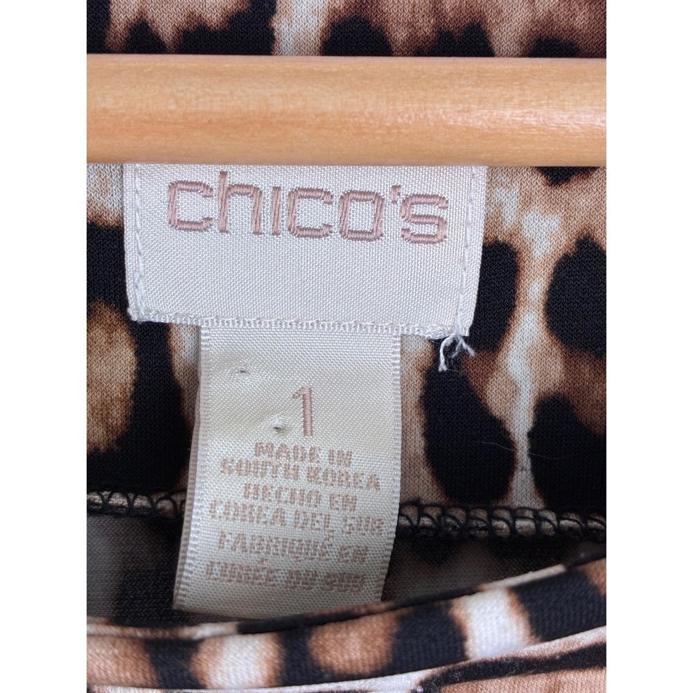Chico's Leopard Print Sharkbite Hem Top 3/4 Sleeve Size 1 Stretch Animal Print - Picture 9 of 10